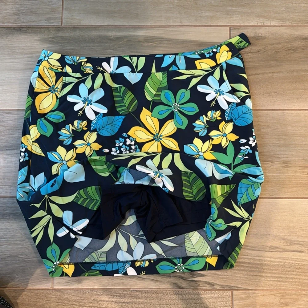 Monterey Club skort.  Two side pockets and two rear pockets.  Size 16.